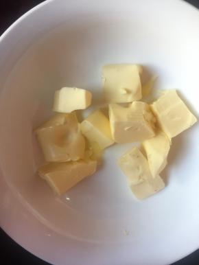 黄油切小块，天气冷，室温一天未软化，第二天直接微波炉叮十秒，按一下看软化状态，如不够，再加十秒