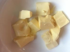 黄油切小块，天气冷，室温一天未软化，第二天直接微波炉叮十秒，按一下看软化状态，如不够，再加十秒