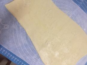 用刷子刷上一层凉开水，撒上砂糖，家里没有，用了白糖，发现烤后口感有影响