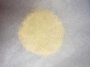 面团放入两张油纸中间，擀成长方形
