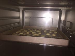 放入预热好的烤箱160度烤15分钟，看杏仁酥的上色，如果切块不大，时间相应缩短，反之则延长时间