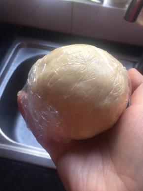 加入黄油揉成面团，用保鲜膜包好放冰箱冷藏一小时