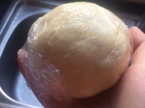 加入黄油揉成面团，用保鲜膜包好放冰箱冷藏一小时