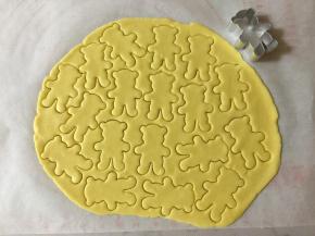 用小熊的饼干模具压出形状。