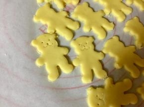 用牙签在小熊脸上扎出眼睛、鼻子和嘴。我女儿还画了各种表情。