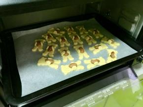把油纸连同饼干一起移入烤盘，烤箱预热175度，放入中层，上下火烤10～12分钟。注意观察不要上色过度。