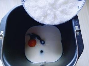 再加入糖，(盐和糖要对角放。)