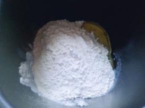 再加入高筋面粉。