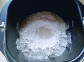 最后再面粉的顶端挖个小洞，(不要挖到液体) 把酵母粉倒入挖好的洞洞里。再用旁边的面粉将酵母粉盖上。