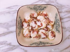 腊肠切薄片，大蒜去根洗净取蒜白部分切段，小米椒去蒂洗净切丝，胡萝卜洗净去皮切片。