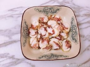 腊肠切薄片，大蒜去根洗净取蒜白部分切段，小米椒去蒂洗净切丝，胡萝卜洗净去皮切片。