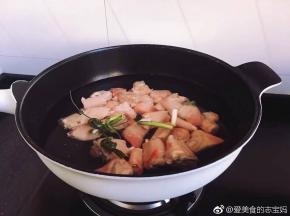 羊蹄和冷水一起下锅，放入香葱和少许姜片煮开。