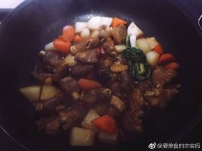 转中小火煮至萝卜软烂。