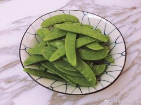 荷兰豆两头去蒂洗净。
