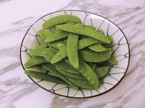 荷兰豆两头去蒂洗净。