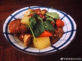 盛入盘子里，表面撒上少许香菜就可以开吃了。