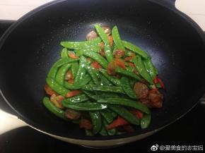 边炒边淋上少许热水，翻炒片刻。