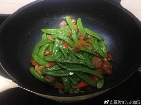 边炒边淋上少许热水，翻炒片刻。