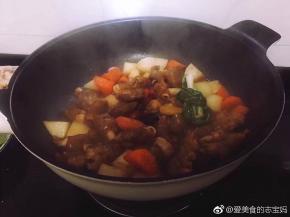 将电压力锅里的羊蹄和汤倒入锅里跟萝卜混合在一起，加入大蒜结，开大火煮开。