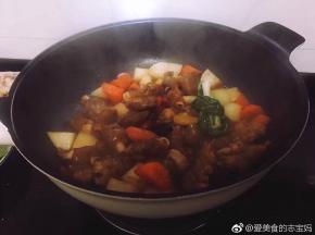 将电压力锅里的羊蹄和汤倒入锅里跟萝卜混合在一起，加入大蒜结，开大火煮开。