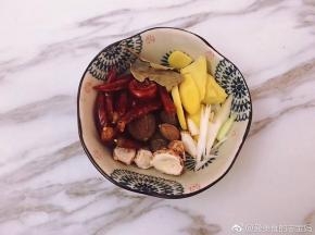 把所需要的香料准备好装小碗里。