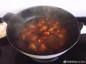 加热水没过羊蹄，大火烧开。