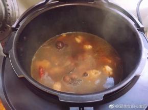 连锅端起将羊蹄和汤一起倒入电压力锅，选择“肉”功能键，按启动即可。
