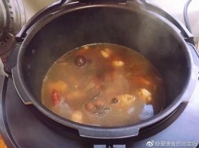 连锅端起将羊蹄和汤一起倒入电压力锅，选择“肉”功能键，按启动即可。