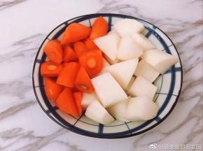 白萝卜和胡萝卜洗净去皮后切成滚刀块。