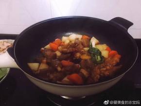 接着大火收汁，留少许汤汁即可关火。这时候可以尝一下盐味，淡了可以加少许蚝油调味。出锅时加入少许鸡精拌匀即可。