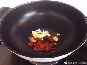 炒锅加油烧热，倒入香料，小火煸香。