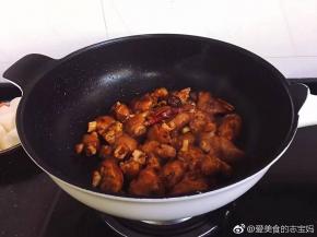 再加入老抽、生抽、盐搅拌均匀，转小火焖一会，让羊蹄着色。