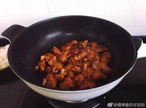 再加入老抽、生抽、盐搅拌均匀，转小火焖一会，让羊蹄着色。