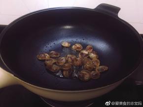锅里放少许油烧热，倒入腊肠，煸炒出油，煎至透明。