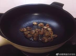 锅里放少许油烧热，倒入腊肠，煸炒出油，煎至透明。