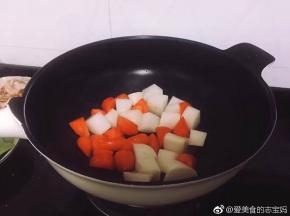 一个程序结束后，关闭电压力锅电源。锅中加少许油烧热，倒入白萝卜块、胡萝卜块翻炒片刻。