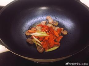 下入胡萝卜片、小米椒和大蒜翻炒至断生。