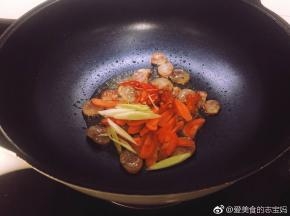 下入胡萝卜片、小米椒和大蒜翻炒至断生。