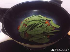 接着加入荷兰豆大火爆炒。