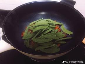 接着加入荷兰豆大火爆炒。