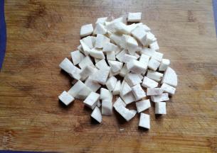 香芋一个去皮切细丁；