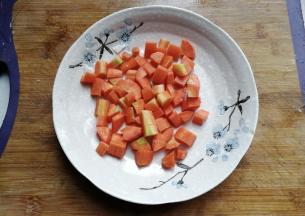 胡萝卜一个也去皮切细丁；