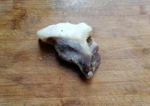 自制腊肉一块先焯下水；