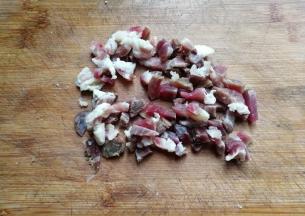 然后取适量切成细丁；