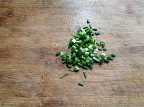 葱花适量备用；