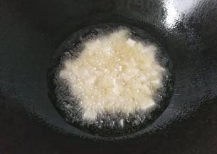 锅中入适量油，先下香芋丁炸一会儿；