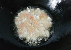 再下入胡萝卜丁一起过下油；