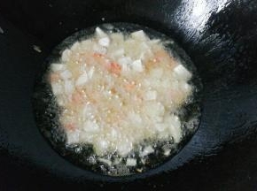 再下入胡萝卜丁一起过下油；