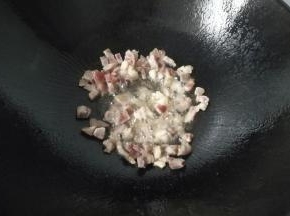 锅中留底油，先放入腊肉丁翻炒一下；