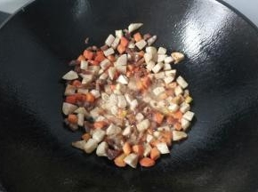 再放入香芋丁和胡萝卜丁翻炒均匀；